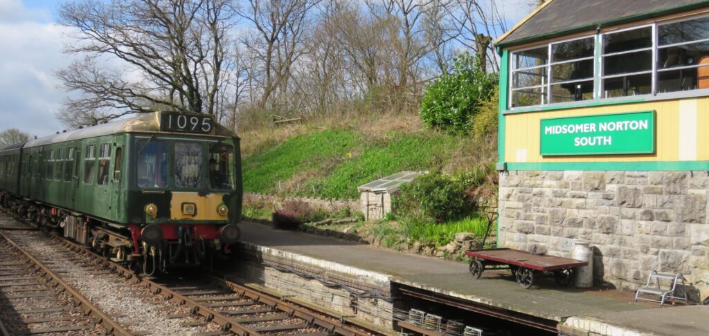 Diesel unit pulls into Midsomer Norton South station(March 2024)